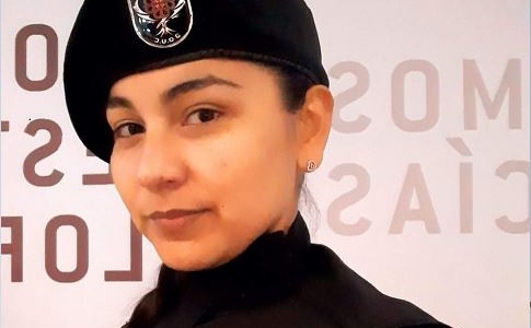 La fortaleza e ilusión de Débora, una mujer policía que transita una cruda realidad