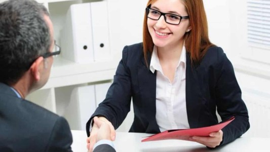 Mujeres y empleo: La desocupación en jóvenes se redujo, pero creció la informalidad