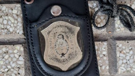 Detienen a un falso policía acusado de extorsionar a travestis