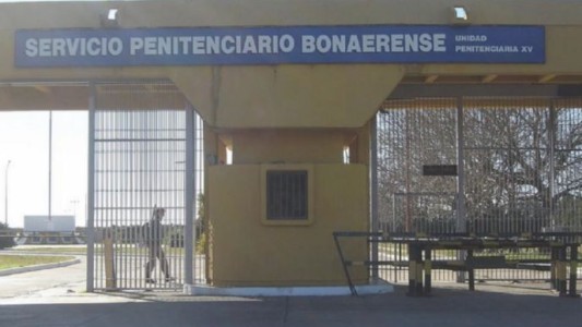 Le pegó a su pareja para sacarle el celular y terminó detenido