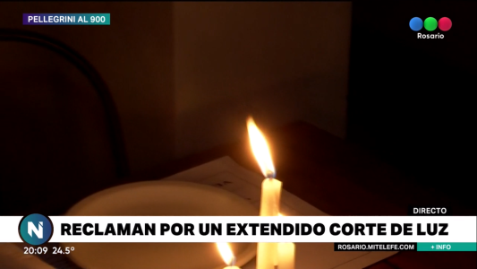 A la luz de las velas: singular reclamo de una pizzería que hace 32 hs no tiene luz