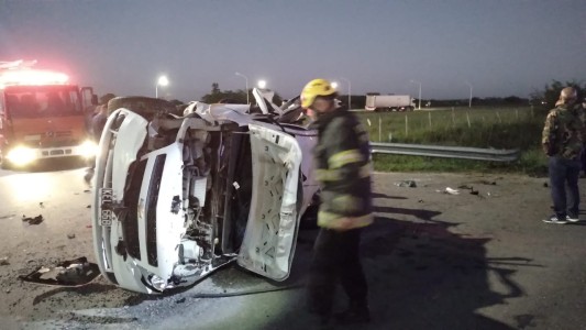 Tres muertos y cuatro heridos en fatal vuelco de un auto en autopista