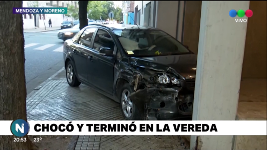 Perdió el control y terminó en la vereda