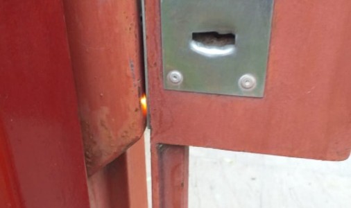 Por un cortocircuito en el medidor, hace tres días que tiene electrificada la reja de su casa