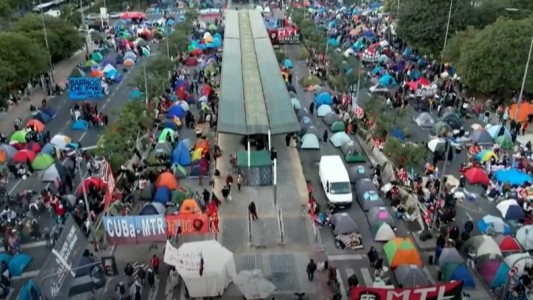 Sigue el acampe piquetero en 9 de Julio: otra jornada de caos de tránsito y sin Metrobus