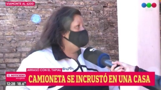 Una camioneta chocó y quedó incrustada en una vivienda