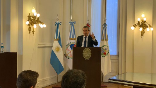 Javkin contra las mafias: envió al Concejo un proyecto de ordenanza antilavado