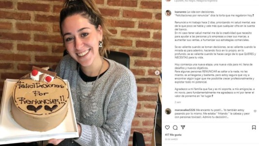 Una joven dejó su trabajo y la felicitaron por renunciar con una torta