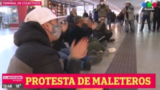 Maleteros protestaron en la Terminal de Ómnibus