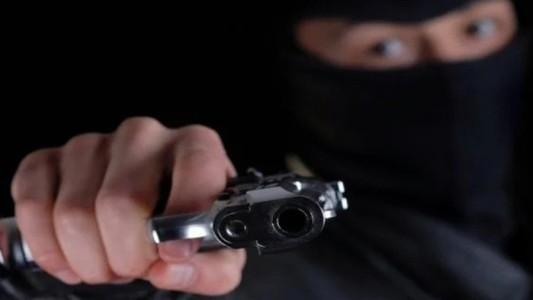 Delincuentes encapuchados maniataron a un matrimonio y le desvalijaron la casa