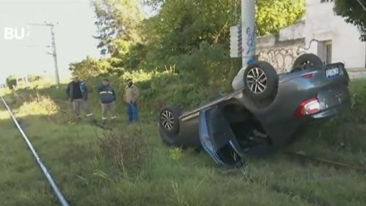 Feroz choque: un auto volcó en las vías en La Plata