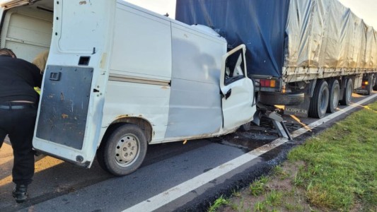 Caos en autopista: chocó de atrás a un camión que se detuvo en la calzada