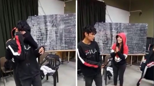 No podía pagar la remera de egresados, se la regalaron y su reacción se volvió viral