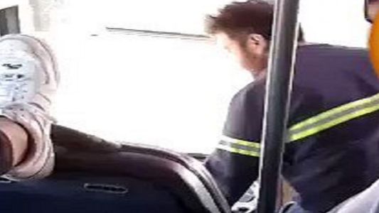 Un chofer de micro escolar le dejó manejar a un niño “por un capricho” y le sacaron la licencia