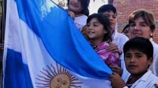 Robaron la bandera de su escuela: Nicolás la repuso con sus ahorros