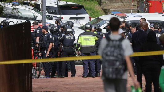 Ahorcó a su esposa y mientras la enterraba en el patio de su casa murió de un infarto