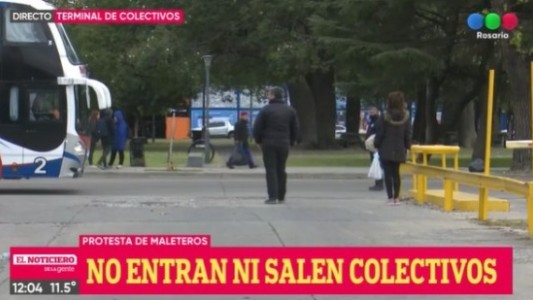 Protesta en la terminal: maleteros bloquearon accesos y no dejan salir colectivos