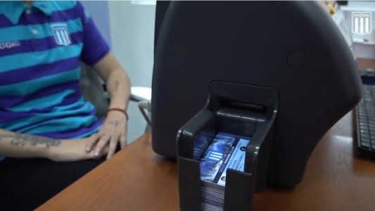 Racing entregó el primer carnet de "socie" a una persona no binaria: "Estoy feliz"