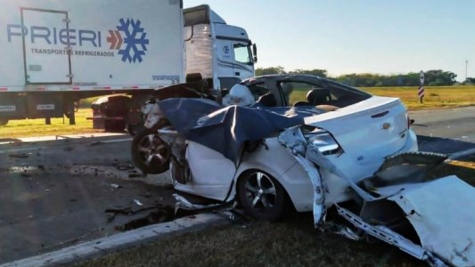 Tragedia en la ruta: un matrimonio y dos hijos murieron al chocar contra un camión
