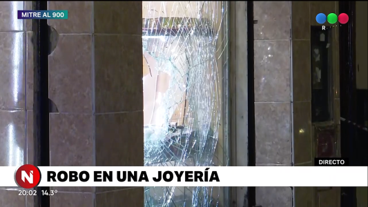 Rompieron el vidrio de un mazazo para robar en una joyería