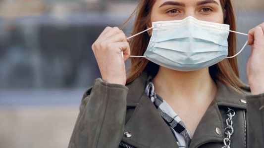 Recomiendan continuar con el uso del barbijo en lugares cerrados