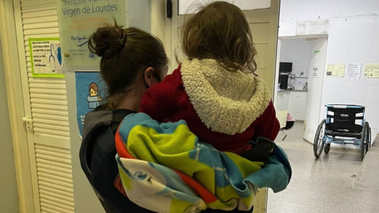 Rescataron a una nena de 2 años que estaba sola, encerrada y lloraba: su madre había ido a bailar