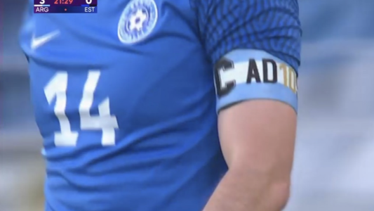 El homenaje del capitán de Estonia a Maradona