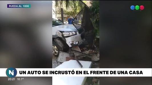 Un auto se incrustó en el frente de una casa