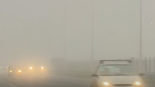 Demoras, desvíos y cancelaciones de vuelos en Ezeiza y Aeroparque por la densa niebla