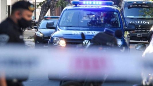 Lo atacaron, pidió ayuda y murió frente a la casa de su madre