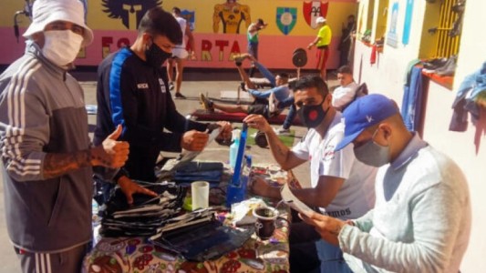 Detenidos de un penal bonaerense confeccionan mantas aislantes para personas en situación de calle