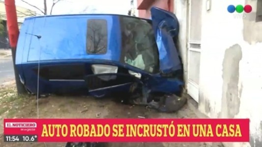 Robaron un auto, volcaron y chocaron contra una vivienda en zona sur