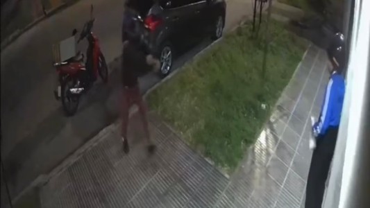 Video: el momento en que le disparan a un cadete en la ciudad de Santa Fe