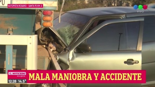 Se estrellaron contra un camión que giró en "U" en plena autopista