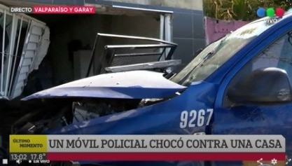 Policías perseguían a motochorros cuando chocaron contra una casa