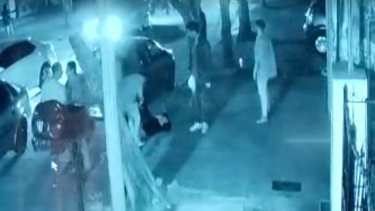 Video: trompadas, patadas y corridas a la salida de un boliche