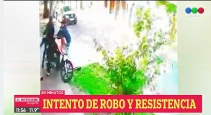 Delincuentes intentaron robarles la moto, pero se resistieron