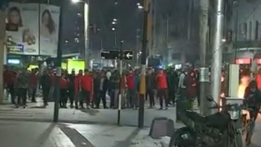 Graves incidentes en Avellaneda: hinchas de Independiente que protestaban contra Moyano se enfrentaron con la Policía