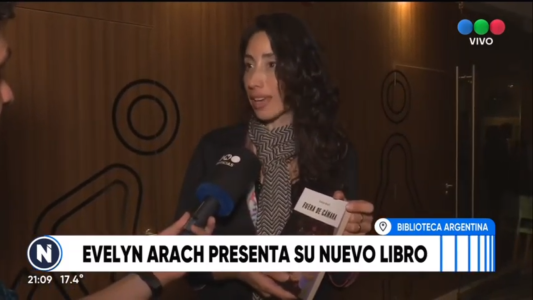 Evelyn Arach presentó su libro "Fuera de cámara"
