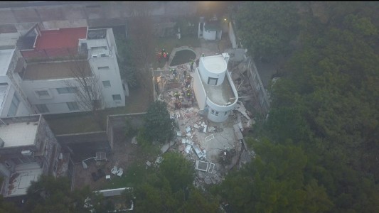 Las impactantes fotos del derrumbe en la barranca