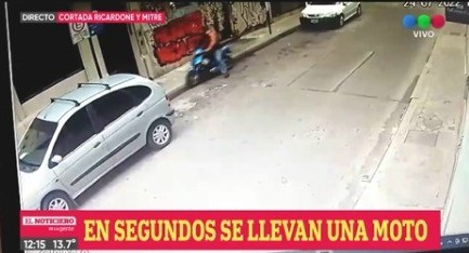 En segundos se robaron una moto a metros del teatro La Comedia