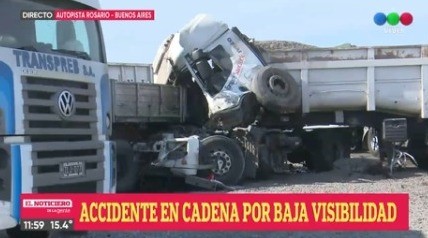 Fuerte choque de camiones en la Autopista Rosario-Buenos Aires