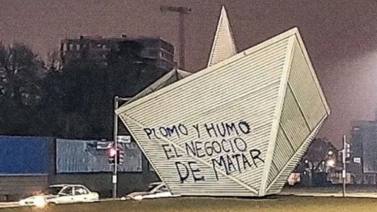 Vandalizaron el Barquito rosarino: “Plomo y humo el negocio de matar”