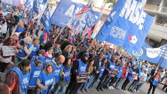 Paran médicos, docentes y estatales con movilizaciones en distintos puntos de la provincia