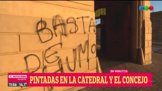 El Monumento, el Concejo y la Catedral amanecieron con pintadas