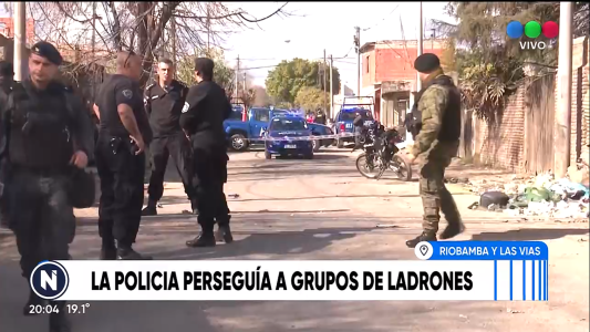 Robo, persecución, tiros, detenidos y dos heridos: un policía y un vecino