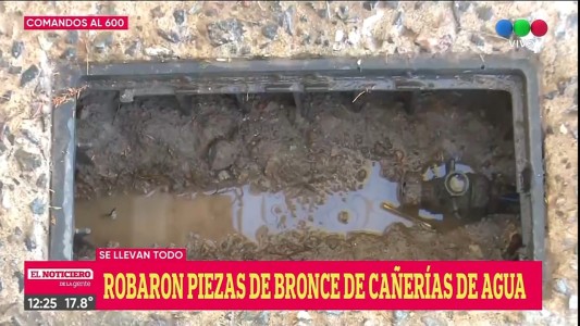 Roban de piezas de bronce de las cañerías de agua