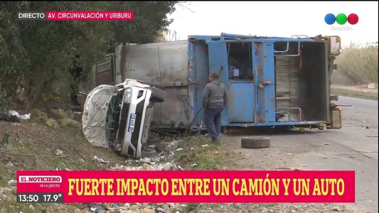 Choque frontal  y vuelco entre un camión recolector de residuos y un auto