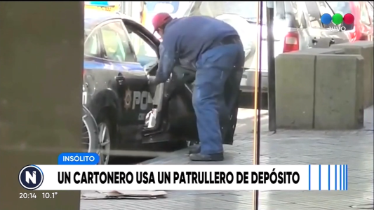 Patrullero convertido en depósito de cartonero