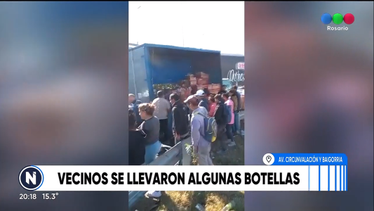Volcó un camión cargado con aceite y le saquearon parte de la mercadería